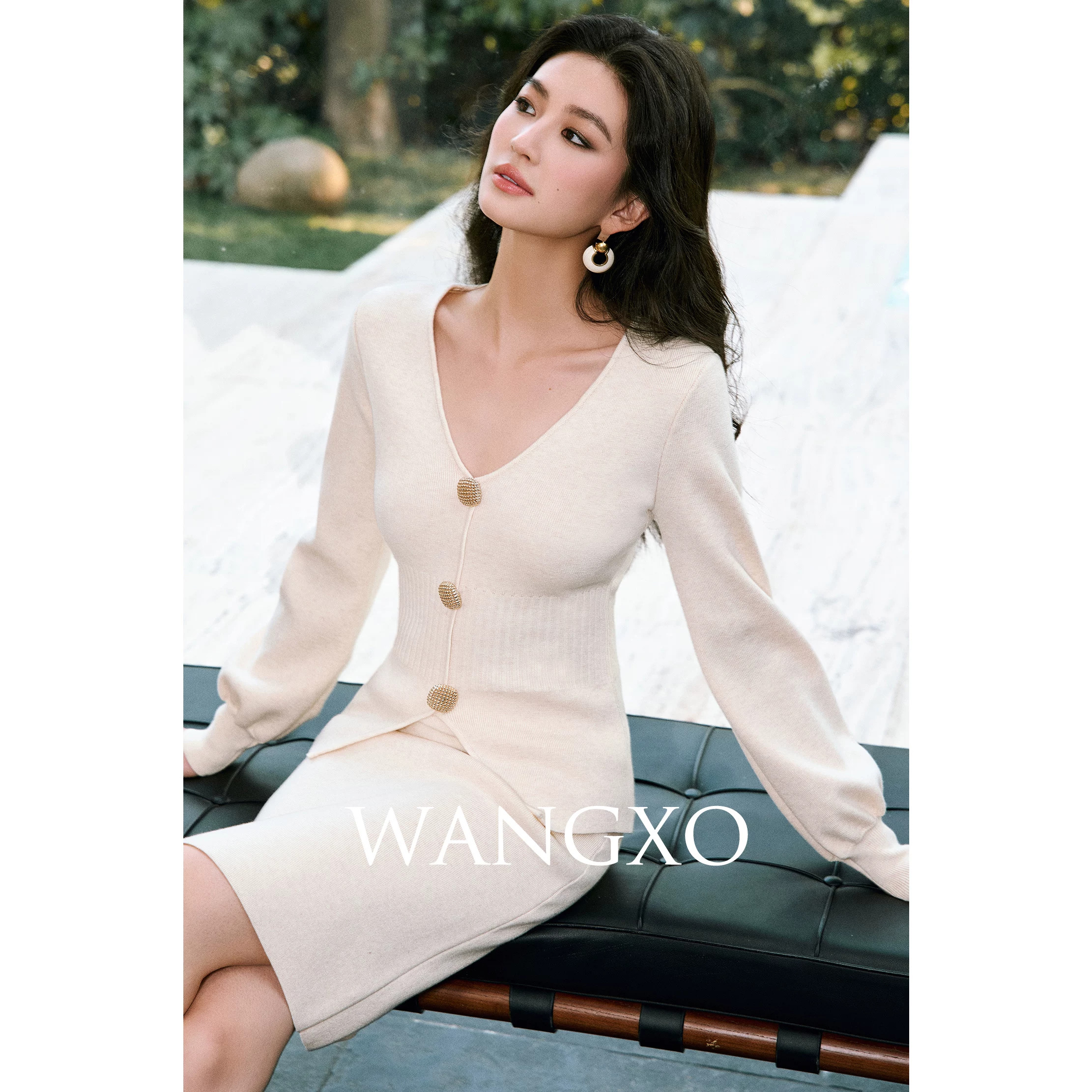 WANGXO|奢闪亮丝针织|V领镂空金属扣收腰上衣&开衩包臀半裙