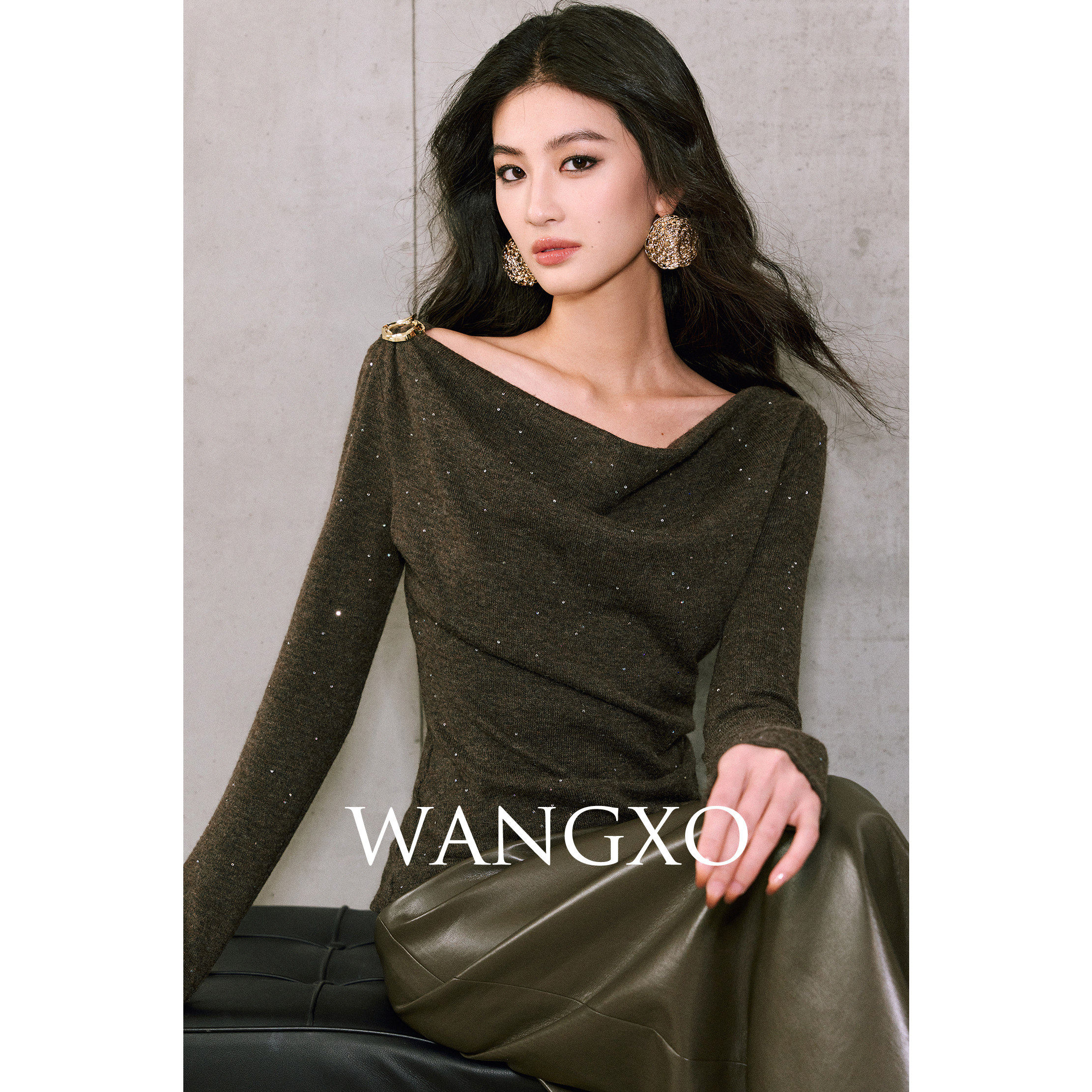 WANGXO|细闪亮片羊毛针织|松弛荡领金属别针抽皱收腰斜摆上衣