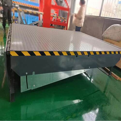 电动液压式登车桥月牙台高度调节平台卸货斜坡升降机固定式登车桥