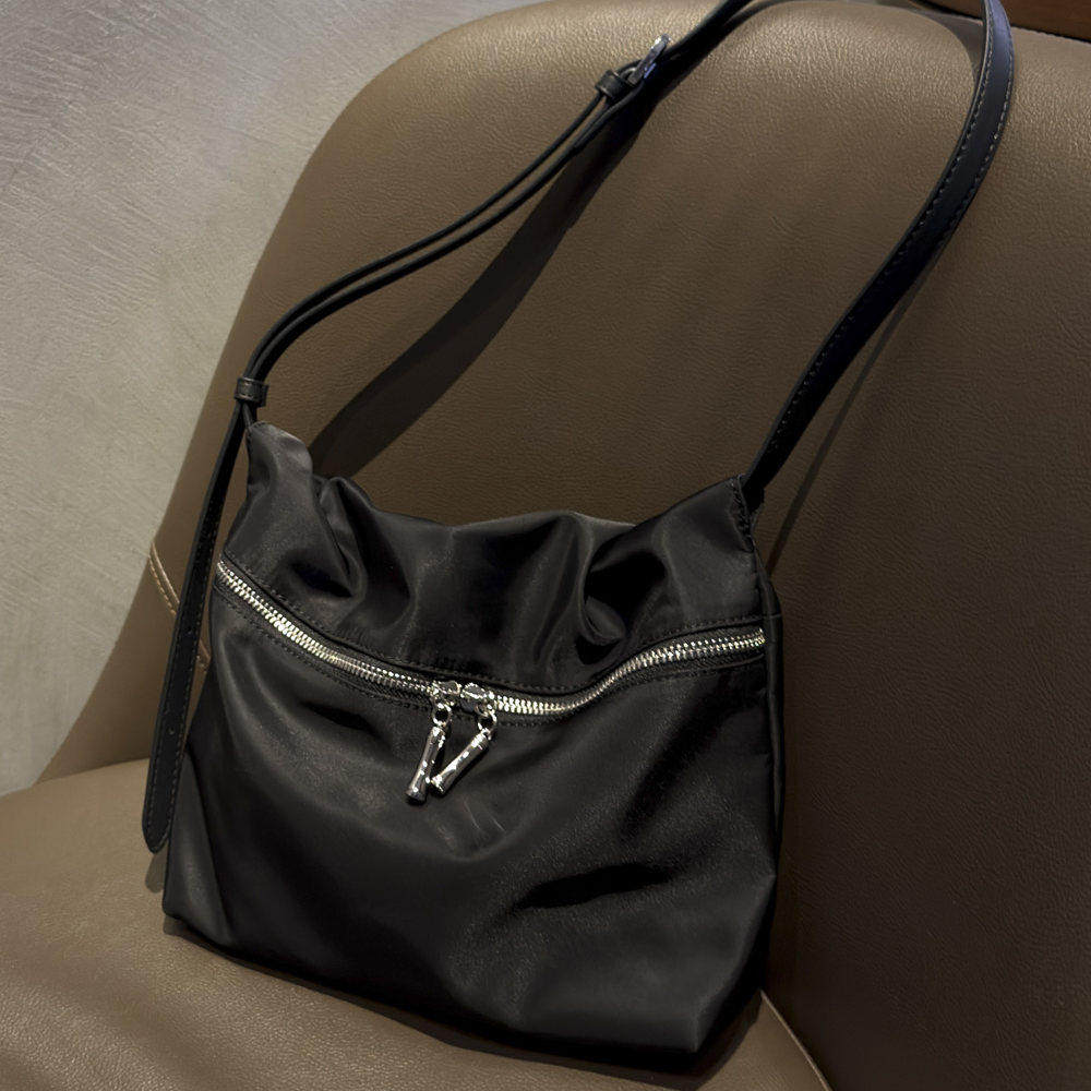 TANGFEEL极简风黑色尼龙牛津布配牛皮女大容量褶皱hobo包百搭斜挎