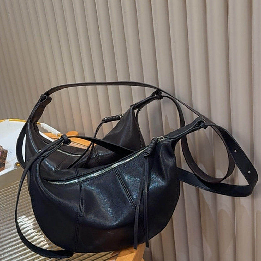 TANGFEEL秋冬新款饺子包牛皮牛角包女时尚百搭单肩斜挎包真皮简约