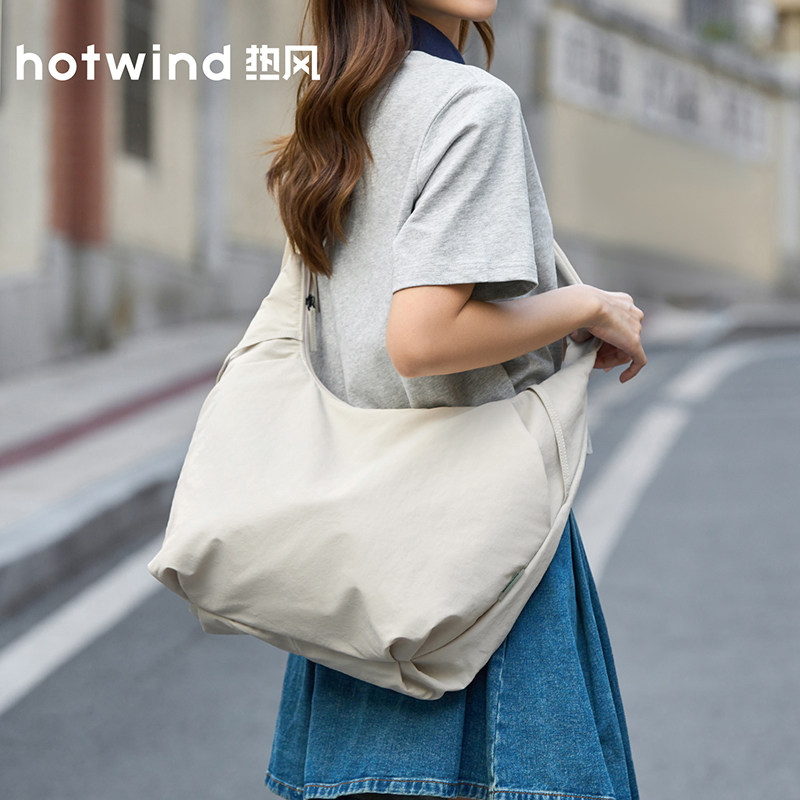 热风大容量斜挎包女轻便户外通勤单肩包2026新款饺子包运动背包