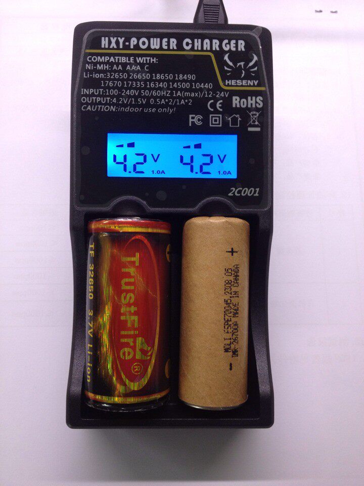 18650两槽多功能智能充电器 带LCD显示屏