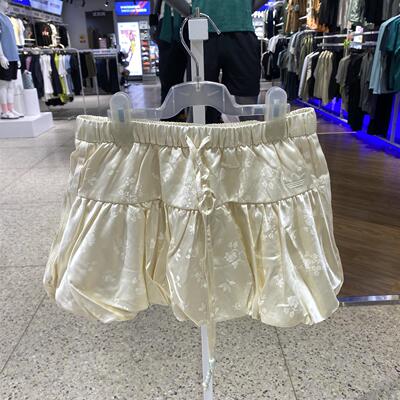adidas阿迪达斯三叶草女款轻便透气收腰缎面提花花苞短裙 KY5749