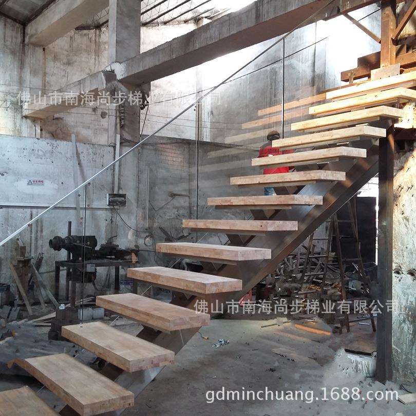 简约钢木楼梯实木踏板镜钉镶玻璃护栏别墅复式楼阁楼方通龙骨直梯
