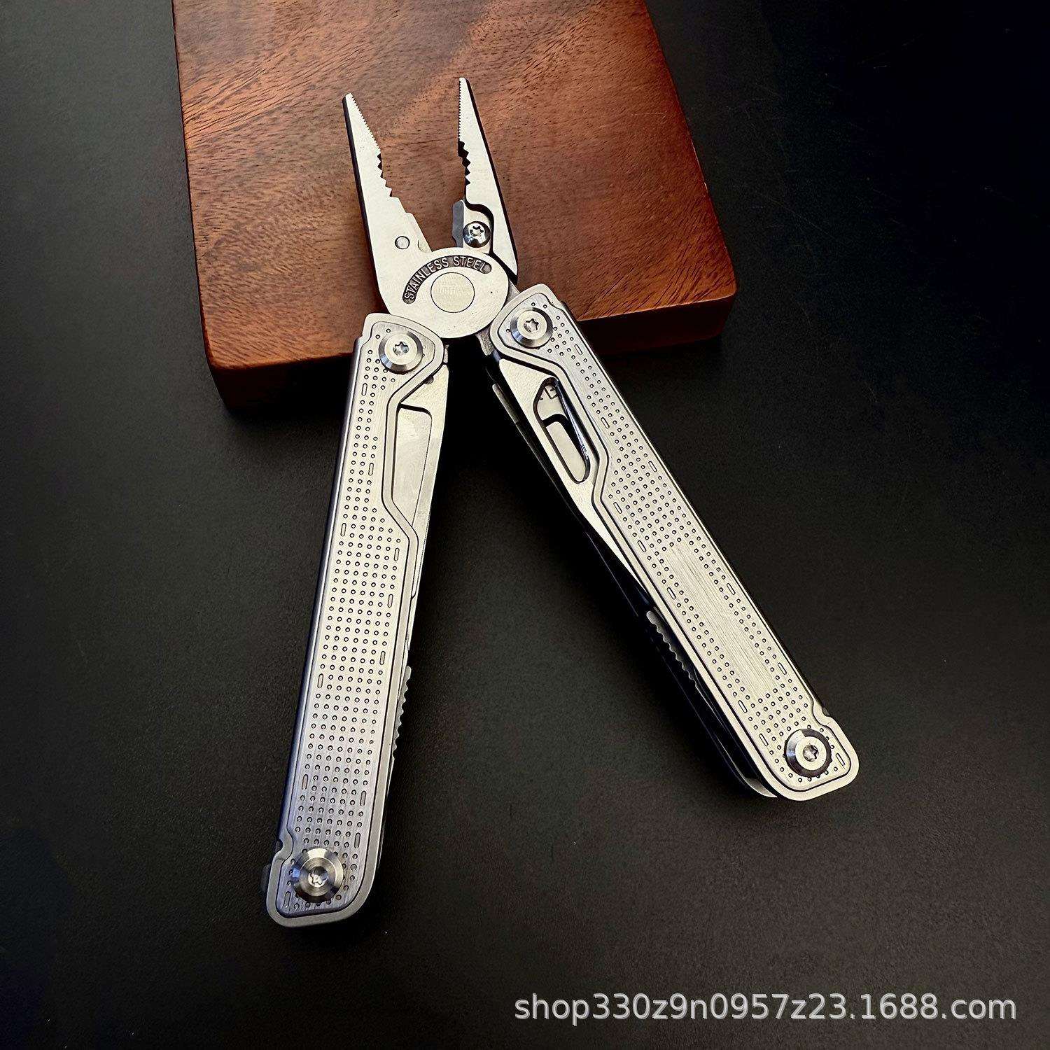 厂家新品户外多功能精冲钳随身折叠工具应急装备露营便携式剪线钳