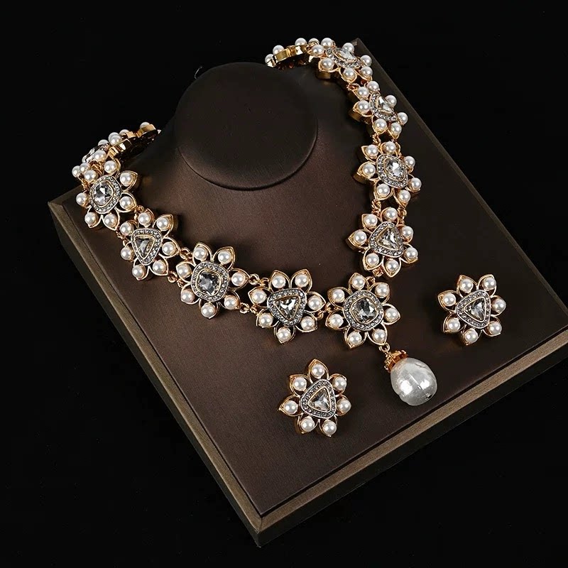 重工纯铜镀金黄铜镶嵌朵状珍珠耳钉项链套装批发秋冬高级感跨境女