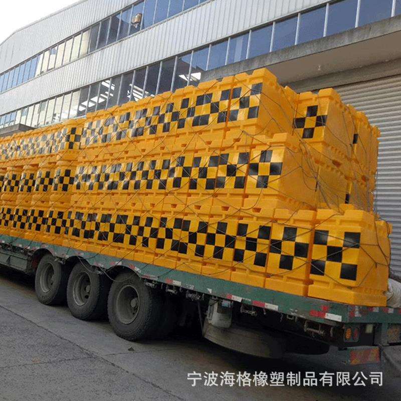 厂家直供黑黄膜三件套船型角形高速公路防撞桶圆型水马滚塑防撞桶