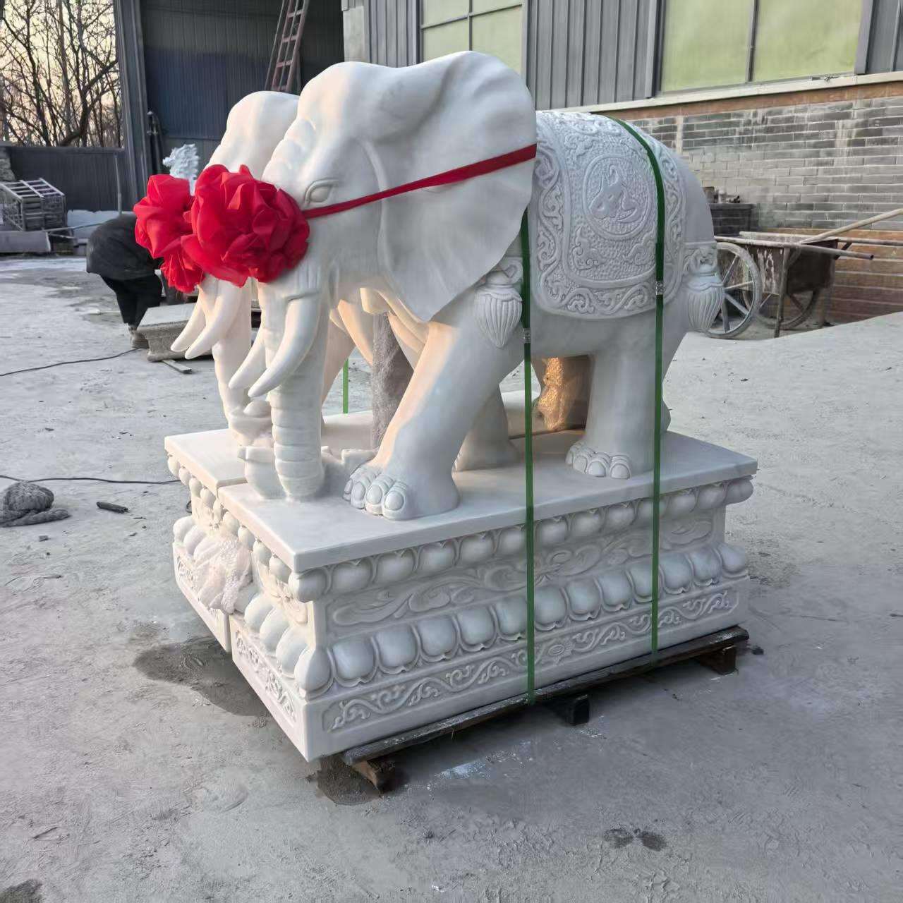 石雕大象一对汉白玉青石头象庭院别墅门口吉祥招财大型吸水象摆件