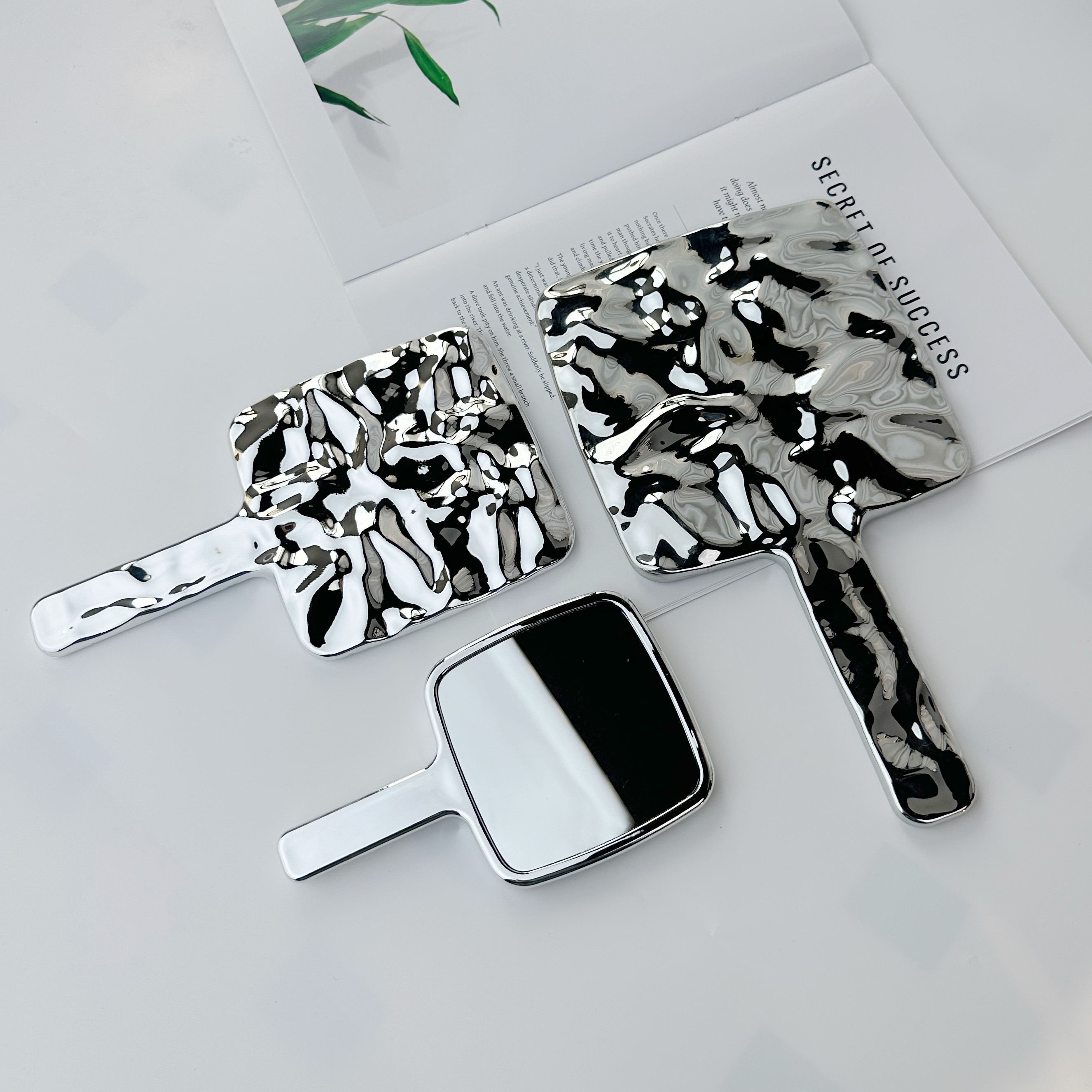 时尚水波纹理便携化妆镜随身小镜子简约现代风银色手持手柄镜学生