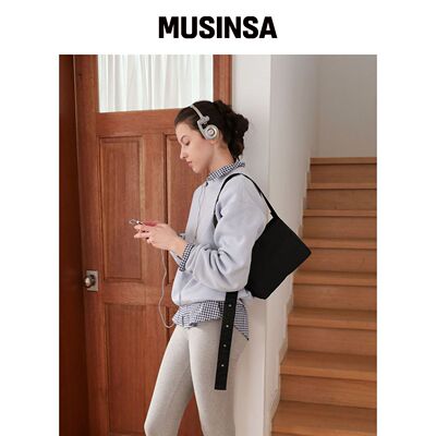 MUCU AND EBONY 舒适迷你斜挎包 _ 黑色 MUSINSA韩国官网直邮进口