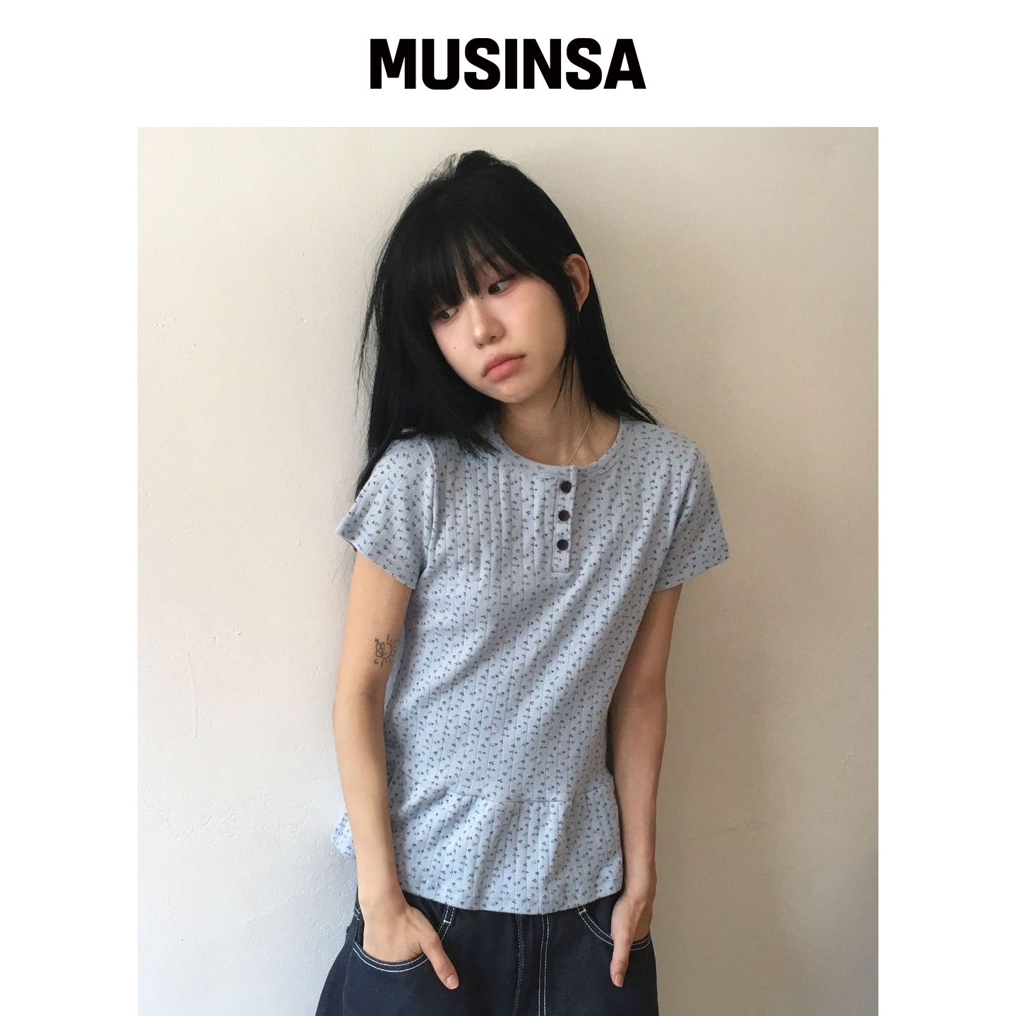 SLEEKGLOW 花朵纽扣荷叶边T恤[浅蓝色] MUSINSA韩国官网直邮进口图片