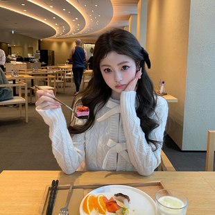 你的懒懒llan【巴黎香香】立体蝴蝶结门襟设计高工艺圆领毛衣女