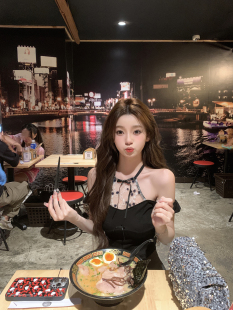 你的懒懒llan【巨显身材的t 】假两件蝴蝶结蕾丝挂脖T恤女2025新