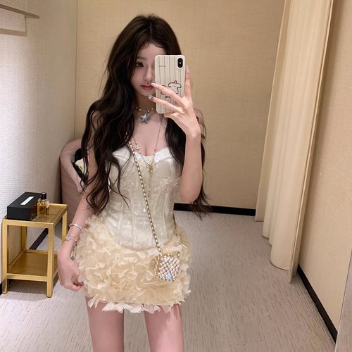你的懒懒llan【感觉至上】漫画比例抹胸亮片上衣+网纱花瓣裙套装