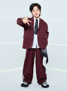 2026新款儿童爵士舞套装酒红条纹西装男童潮服少儿街舞演出服hi