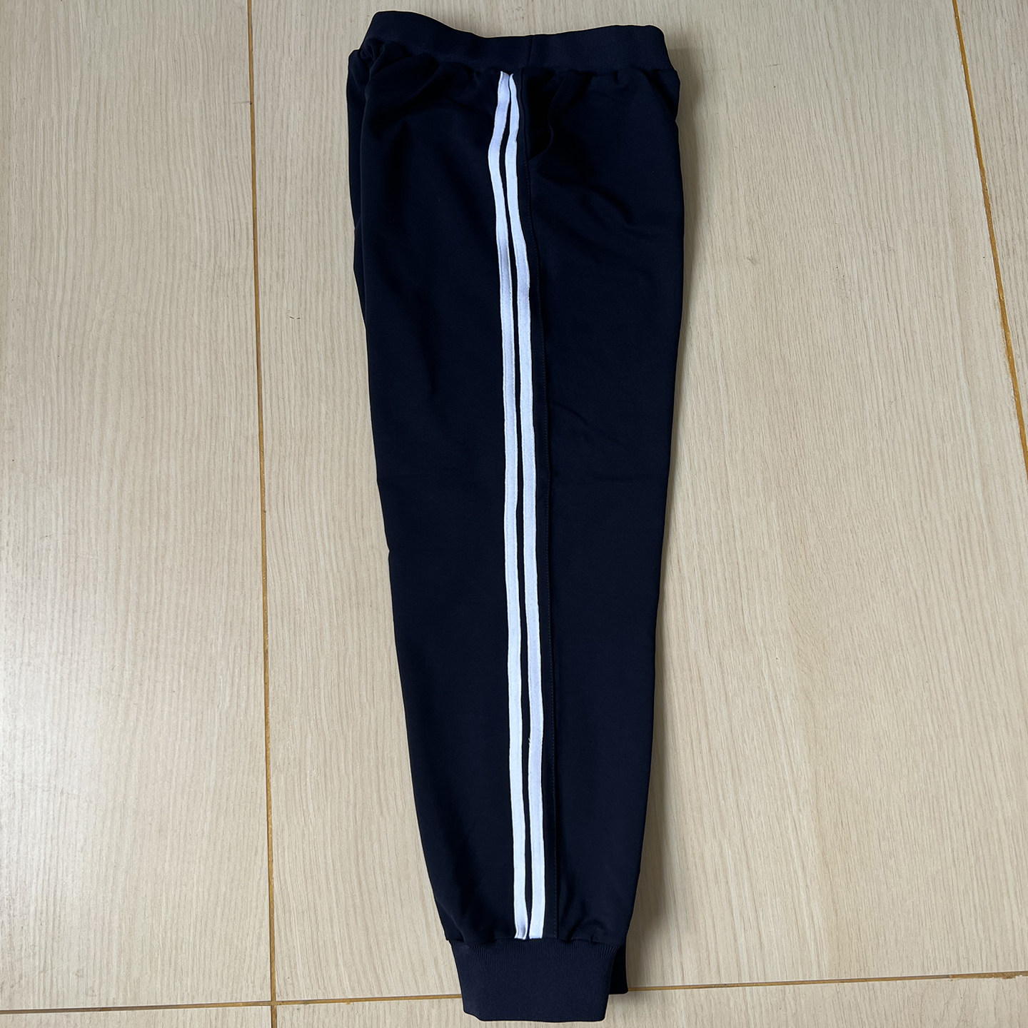 藏蓝收口弯兜后两道白杠校服裤子