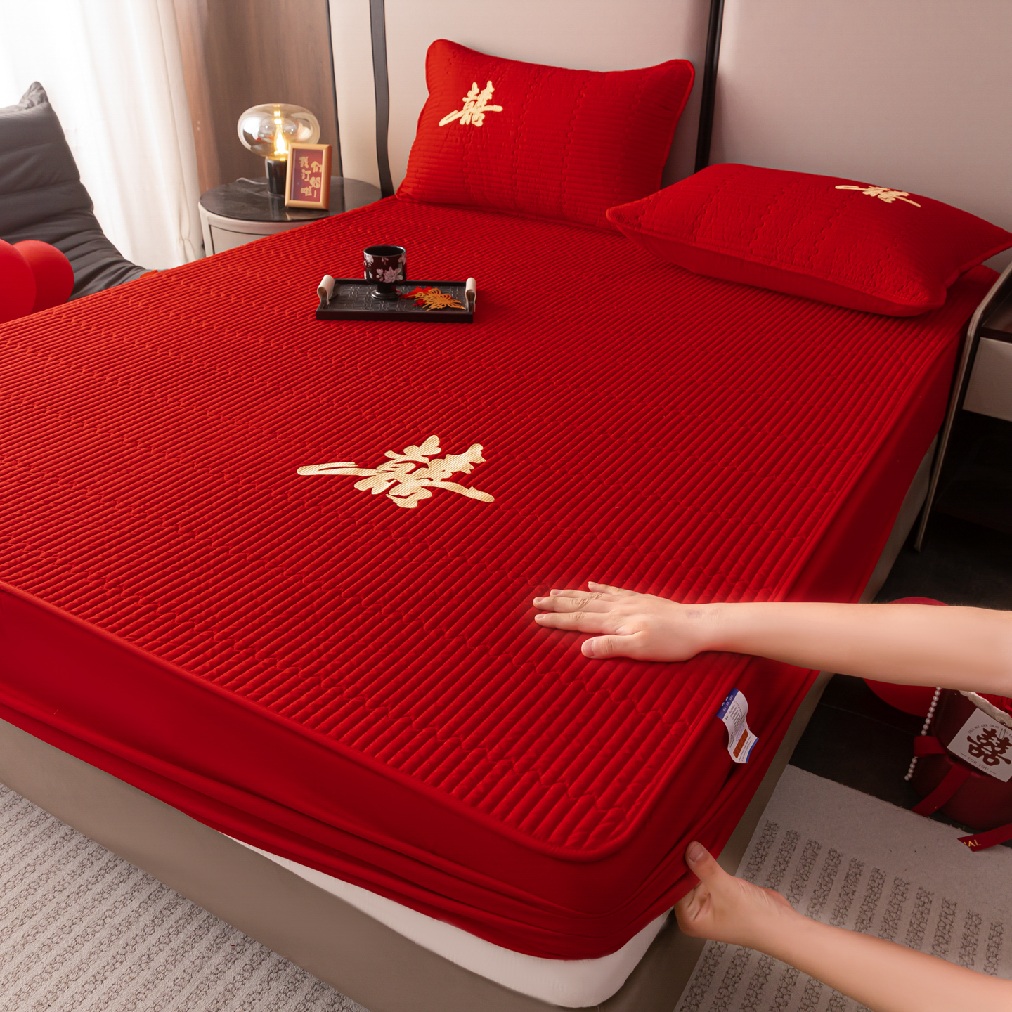 防滑防皱婚庆夹棉软床垫红床笠三件套结婚加厚床单床盖枕套1.8m