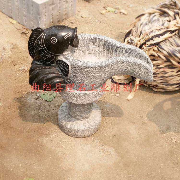 厂家直供石雕小鱼吐水鲤鱼雕塑庭院水池 青石喷水小鱼摆件