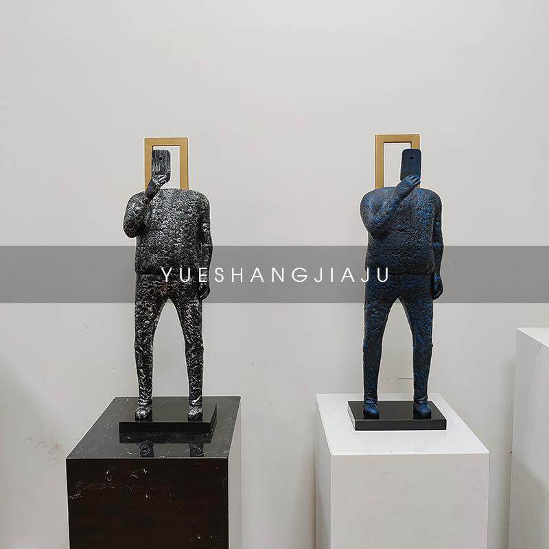 现代简约抽象人物雕塑玩手机摆件样板房售楼处客厅软装饰品摆设