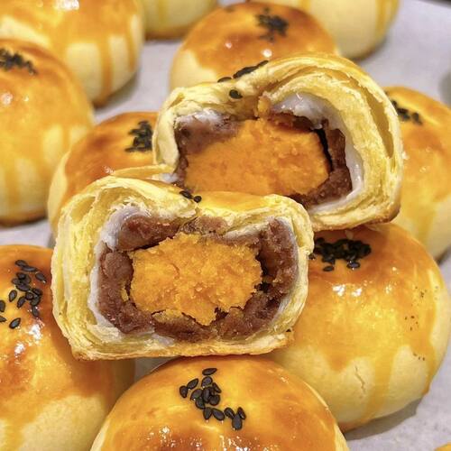 大蛋黄酥早餐网红解馋零食超大号酥皮饱腹糕点心整箱办公室下午茶