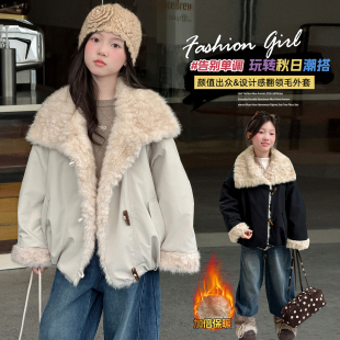 女童外套秋冬加绒派克服2026新款韩版大翻领羊羔毛牛角扣洋气冬装