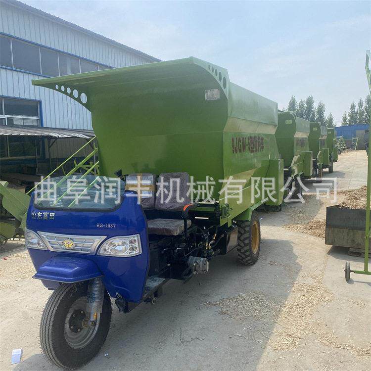 柴油5方农用撒草车肉驴场饲养电动喂料机车载式养殖场抛料设备