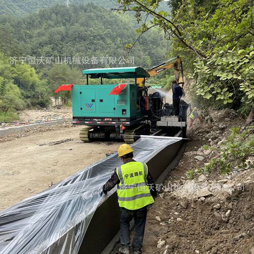 钢制履带路沿石护坡滑模成型机