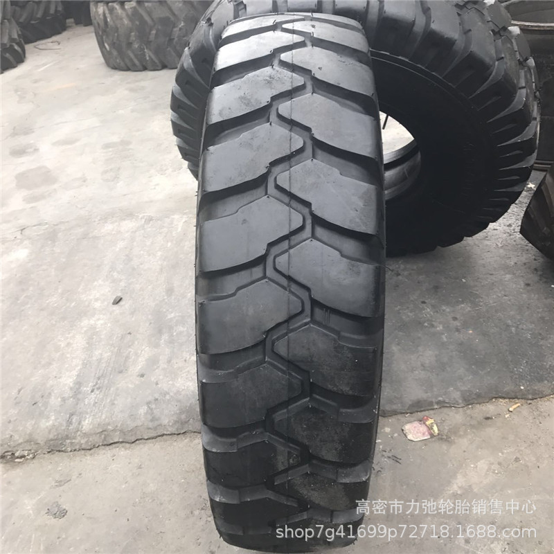 1400-20宽体矿山花纹防扎轮胎