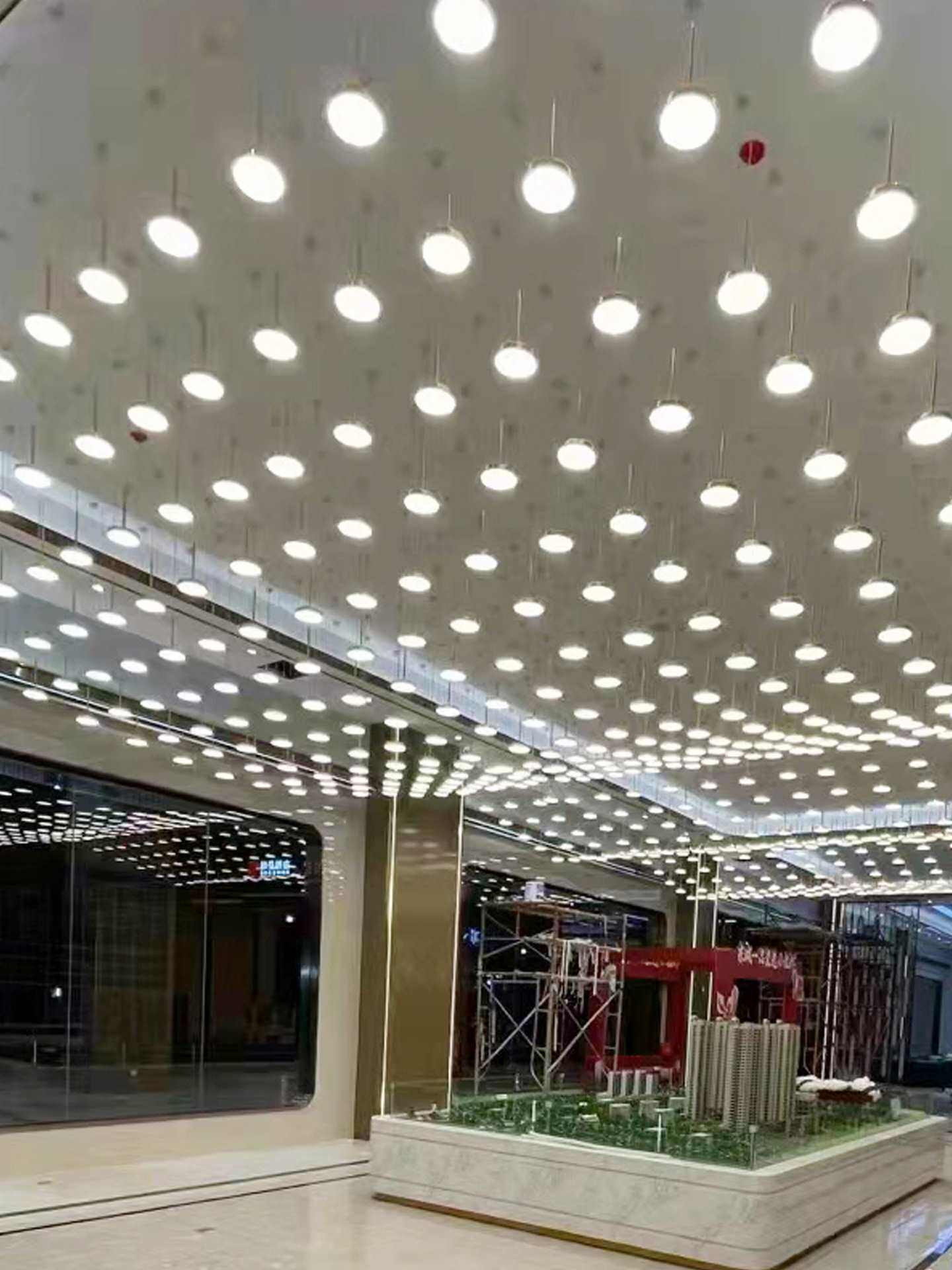 酒店大堂波浪形吊灯售楼部沙盘非标工程灯具餐饮宴会厅方块灯其他