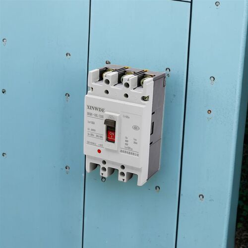 CM1-3300塑壳断路器三相三线空气开关100A225A250A过载保护器630A