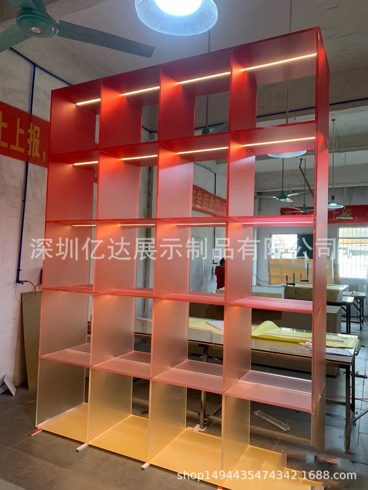 粉色渐变亚克力展示柜