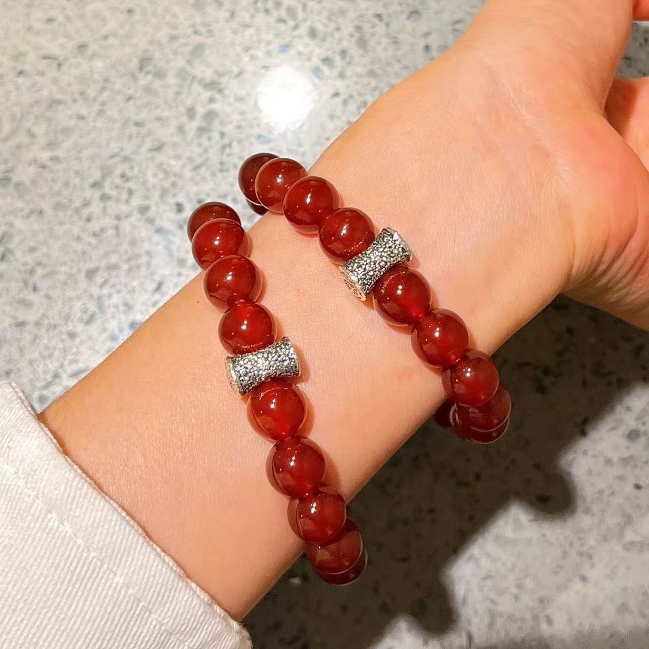 鸽血红10mm玻璃体起光天然红玉髓玛瑙水润冰透手链