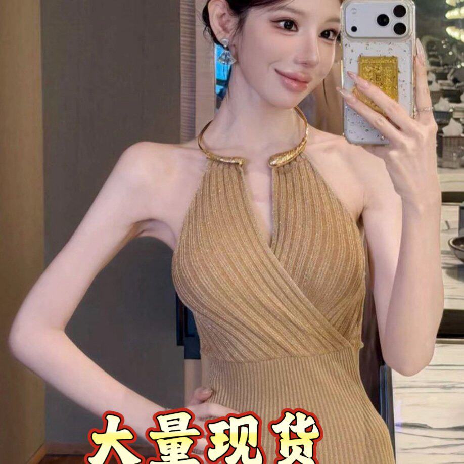 粉红丨“星沙漫肩”设计感轻奢名媛风坑条金属挂脖上衣