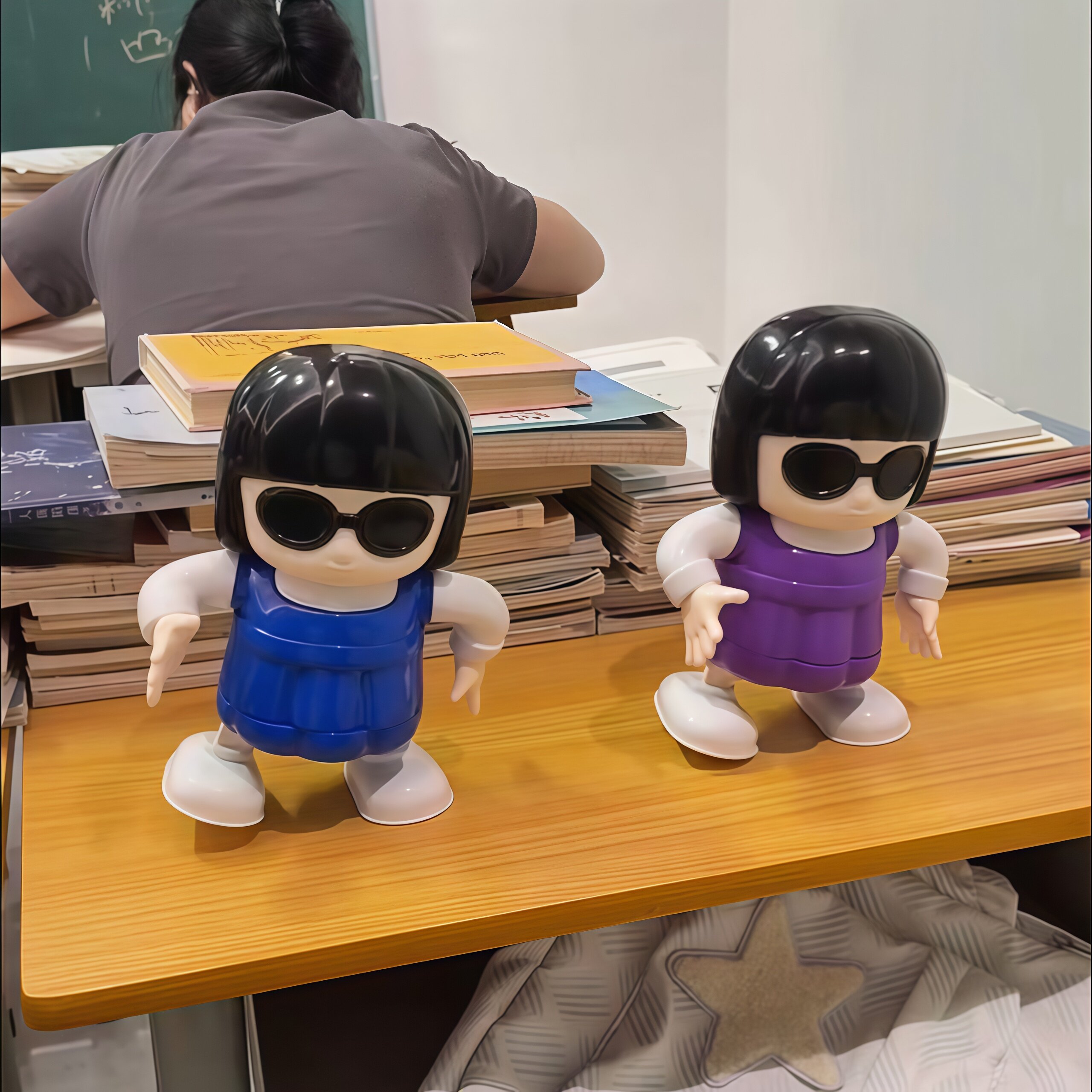 功夫女足跳舞儿童益智早教机器人电动复读唱歌跳舞走路玩具小礼物