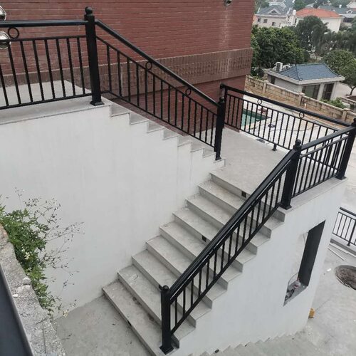 广州源头厂家订制简约品质黑哑光烤漆铁艺楼梯镀锌方管楼梯铁护栏