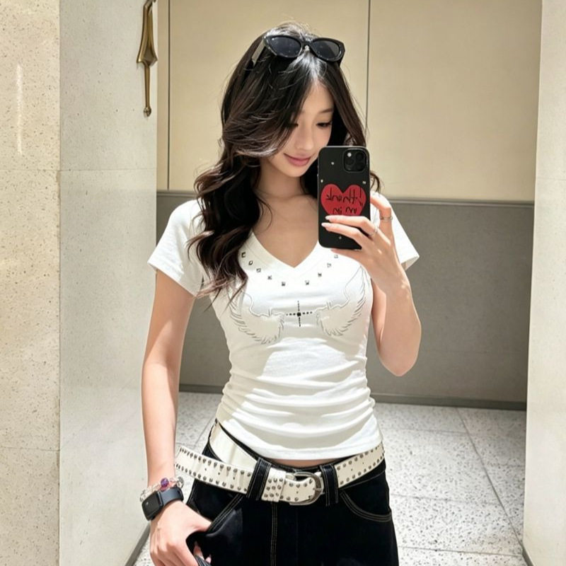 2026夏季新款甜辣风翅膀刺绣V领短袖T恤女修身显瘦设计感气质上衣