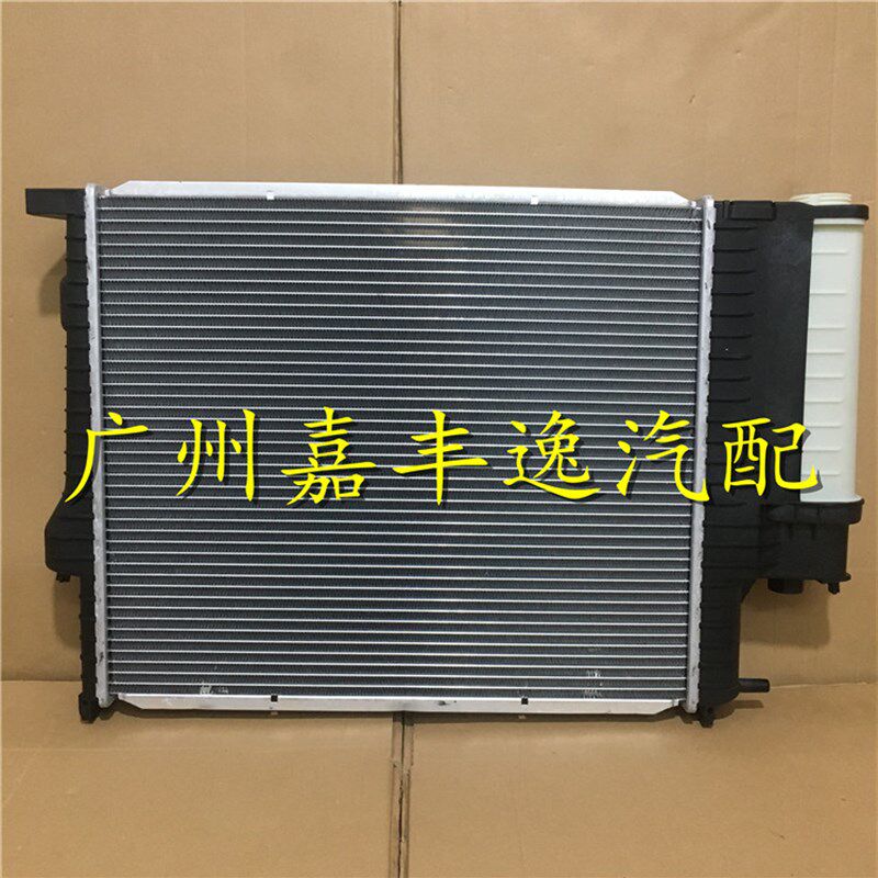 适用于汽车5系E39带水壶水箱散热器 91-99年520 523i 528i水箱