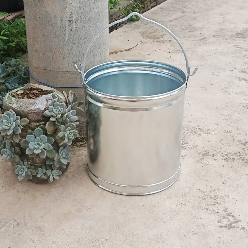 加厚铁皮家用水桶圆形铁桶储水桶提水桶手提装油桶大号水筲打水桶