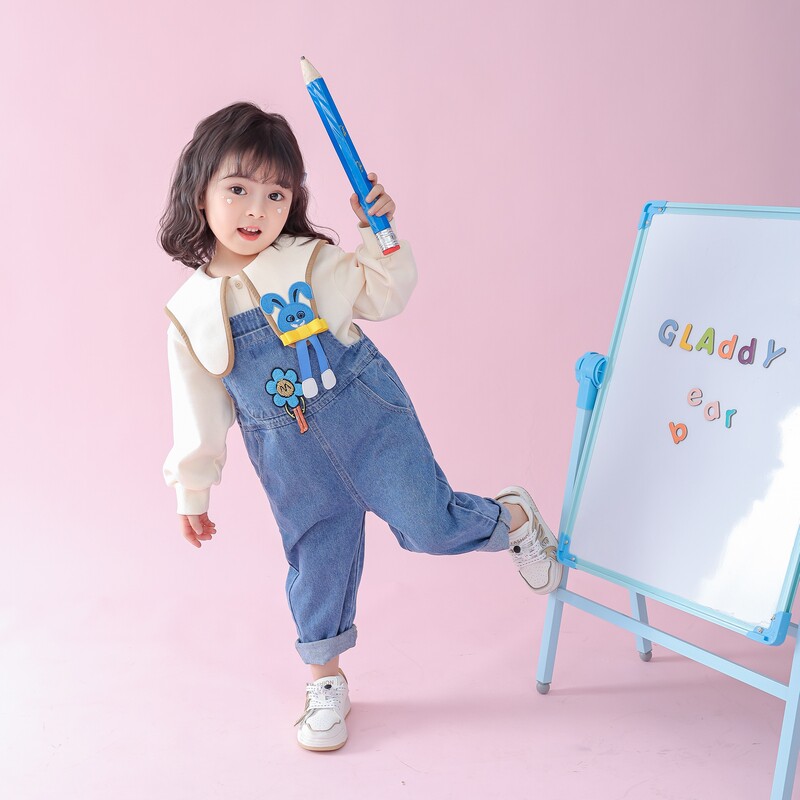 女童胸前小花牛仔背带裤春季2023新款儿童洋气百搭女宝宝春秋长裤