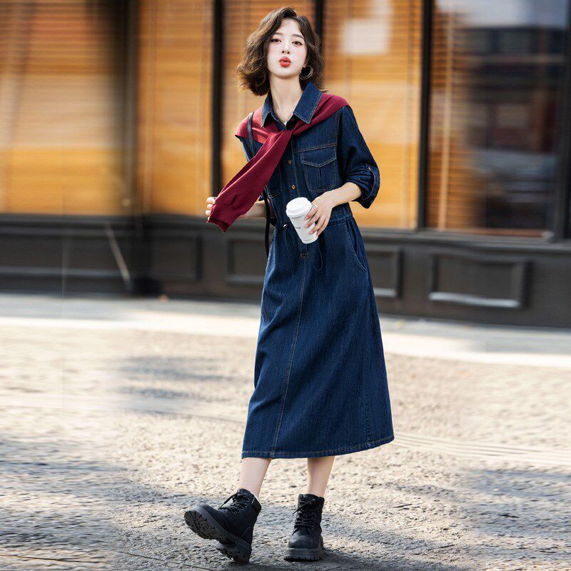 深蓝色流行牛仔连衣裙女2024春秋新款收腰显瘦洋气披肩中长款裙子