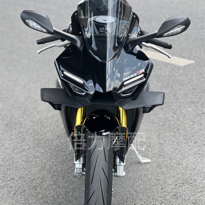 适用2025张雪机车500RR 竞技风挡 加高风挡 前挡风玻璃改装配件 - 实物图
