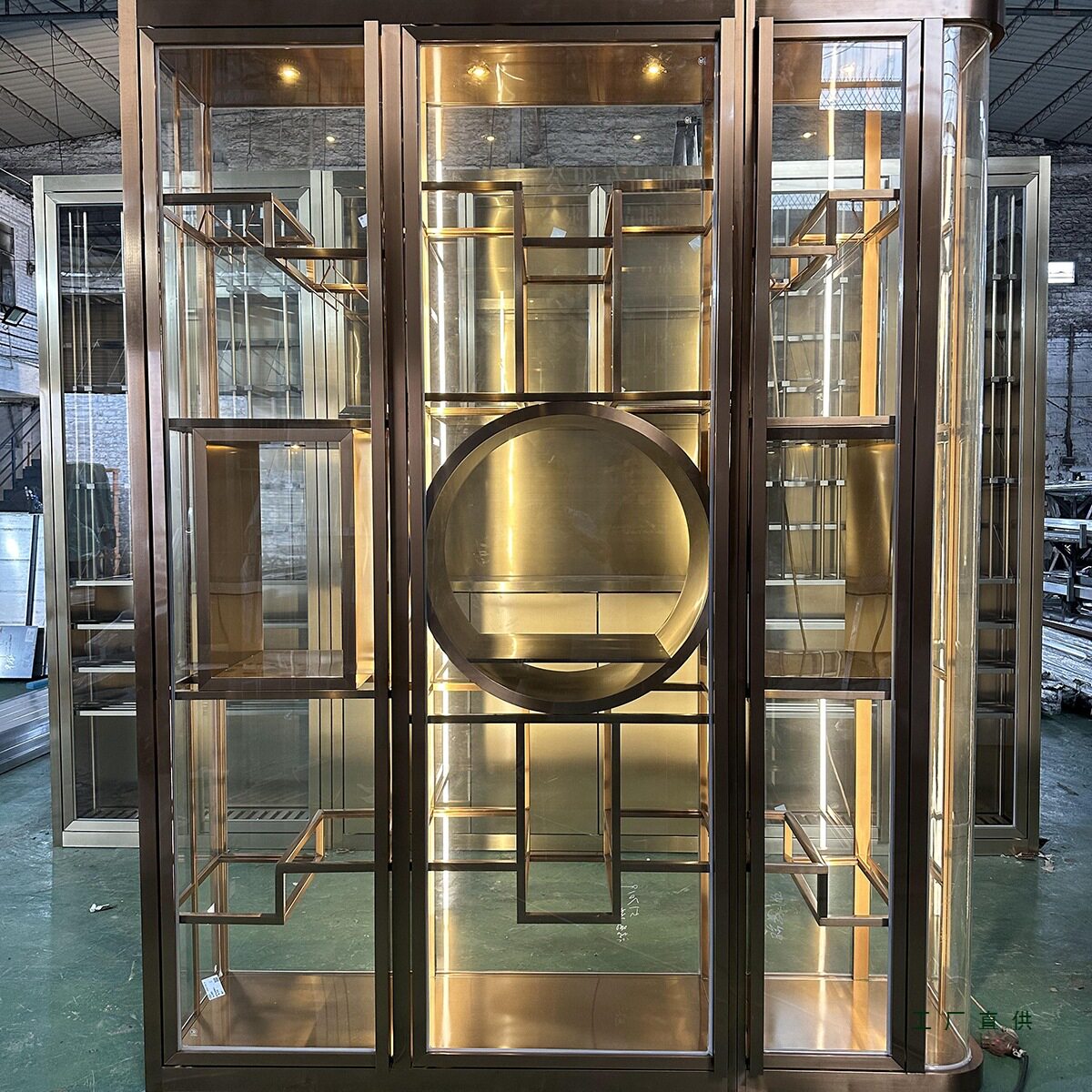 定 制恒温弧形玻璃酒架白酒柜装饰红酒陈列柜不锈钢酒柜展示柜