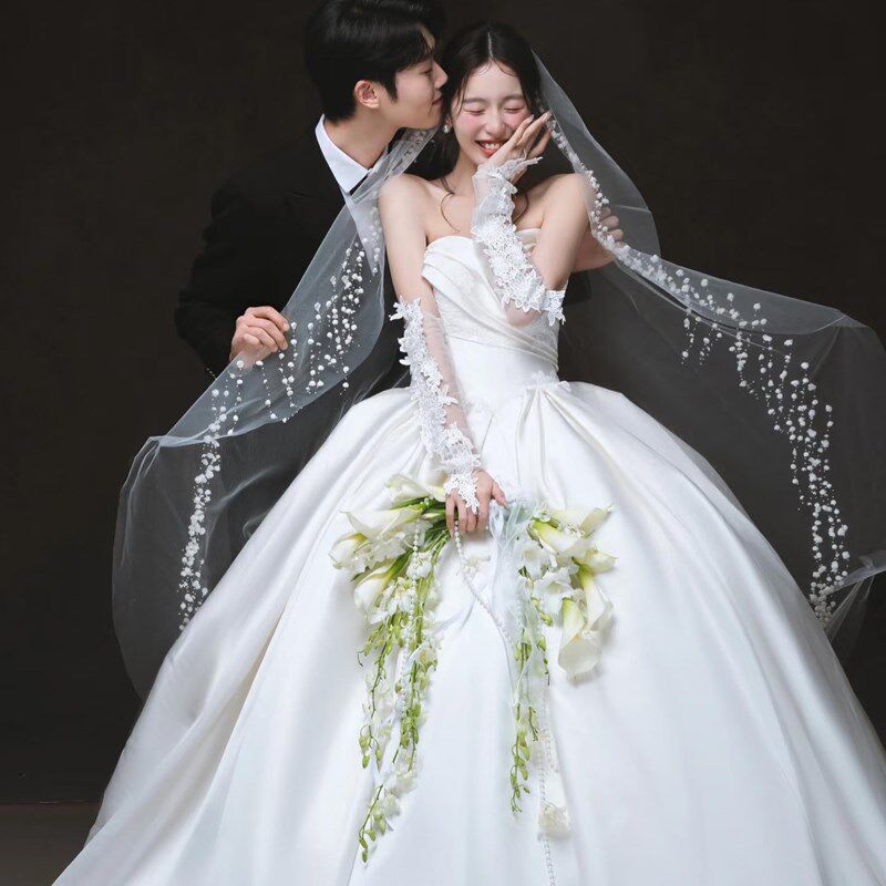 婚纱照室内白纱新娘手捧花弯月形白色马蹄莲郁金香仿真花束结婚礼