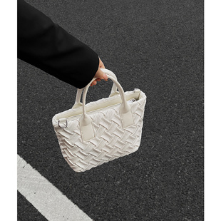 女包2023新款斜挎包秋冬水桶包小众设计编织复古高级感单肩手提包