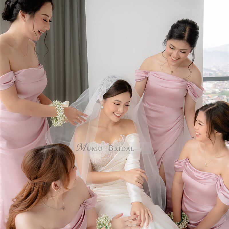 一字肩粉色缎面姐妹团伴娘服2024新款高级小众简单大方伴娘裙大码