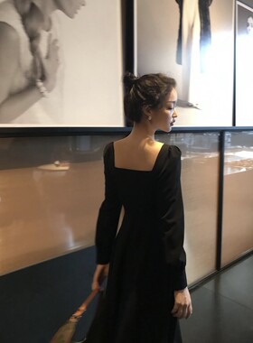 白色连衣裙2021年秋冬新款方领法式气质女神范领证小白裙订婚裙子