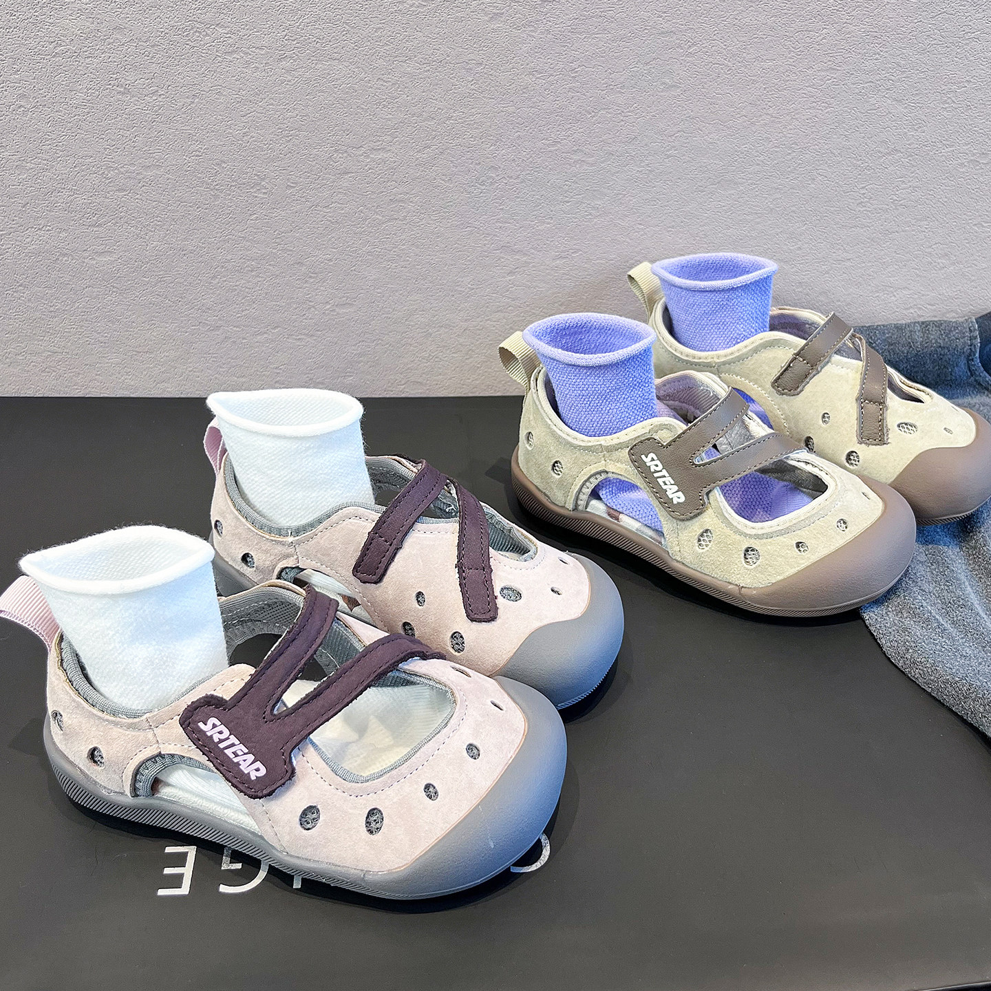 真皮软底包头凉鞋儿童鞋子2026新款夏季女童沙滩鞋男童洞洞鞋