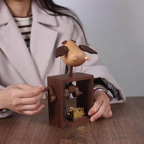实木飞猪木质手摇机械音乐盒情人节礼物手伴发条式天空之城八音盒