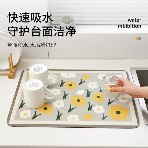 厨房洗好的碗筷放在沥水垫上,吸水不漏水,不怕台面湿漉漉了!